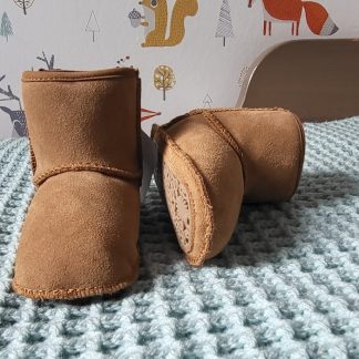 A. UGG® Baby’s Classic-babylaarsje chestnut mt 18