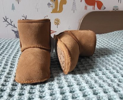 A. UGG® Baby’s Classic-babylaarsje chestnut mt 18
