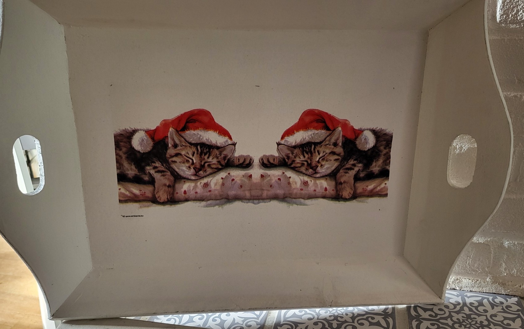 1. Dienblad met decoupage techniek DB010 poezen kerstmuts