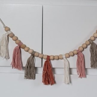 Slinger met kwastjes en kralen roze of blauw