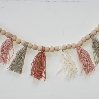 B. Slinger met kwastjes en kralen