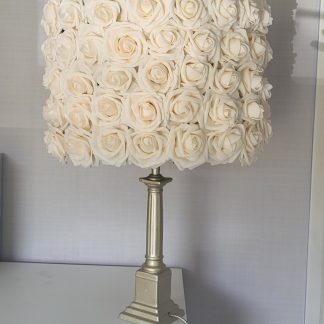 A. Lampenkap met rozen wit