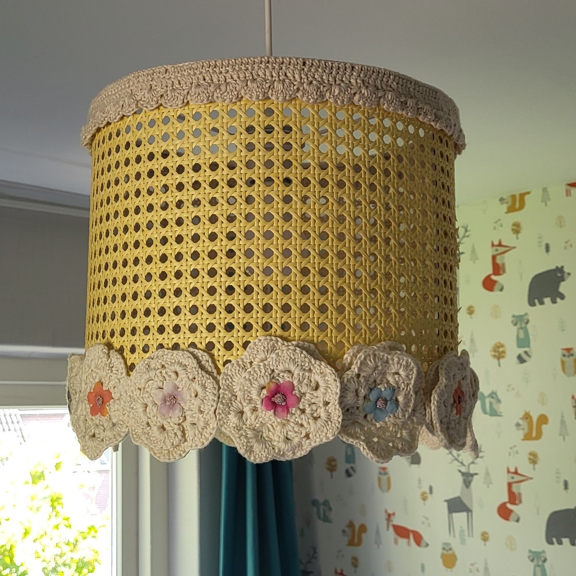Hanglamp bewerkt met gehaakte bloemen - Afbeelding 5