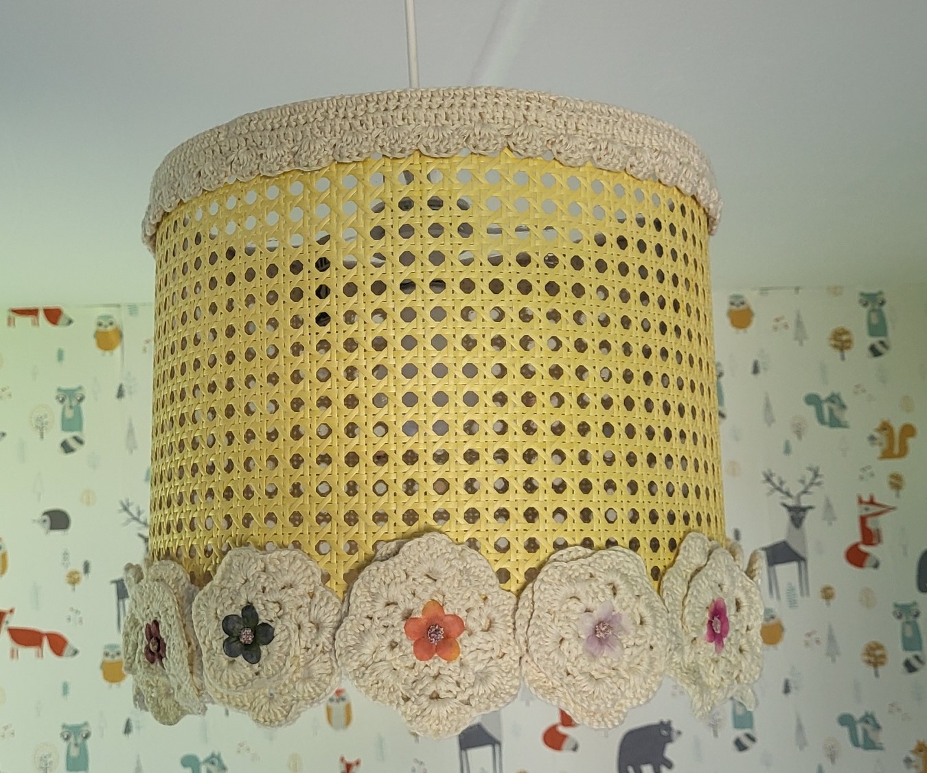 Hanglamp bewerkt met gehaakte bloemen - Afbeelding 7