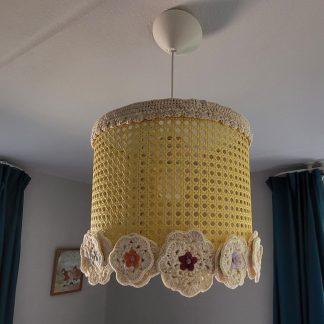 Hanglamp bewerkt met gehaakte bloemen