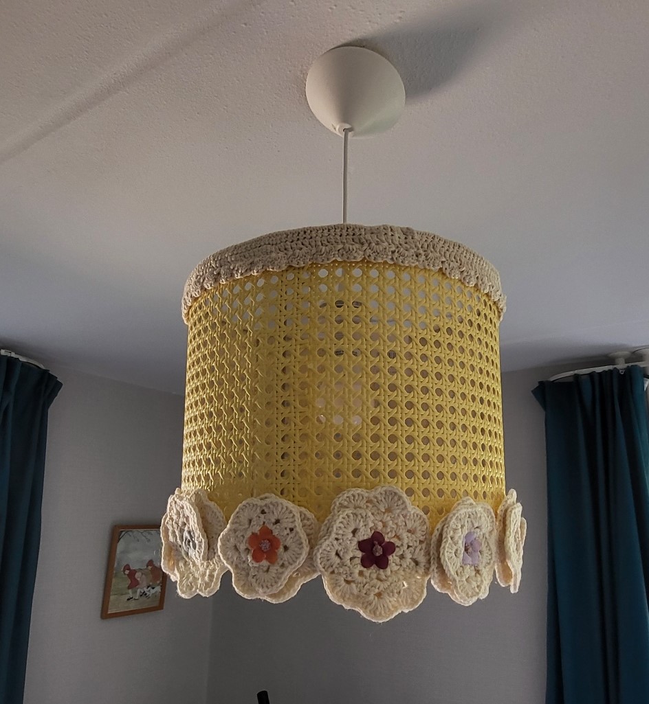Hanglamp bewerkt met gehaakte bloemen