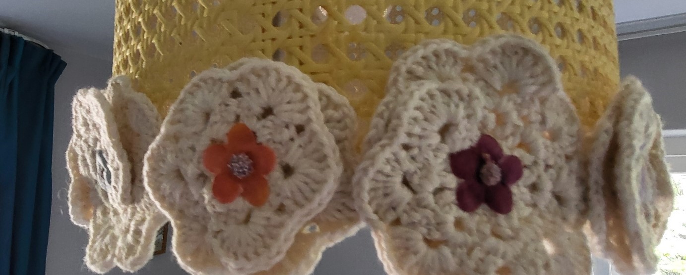 Hanglamp bewerkt met gehaakte bloemen - Afbeelding 3