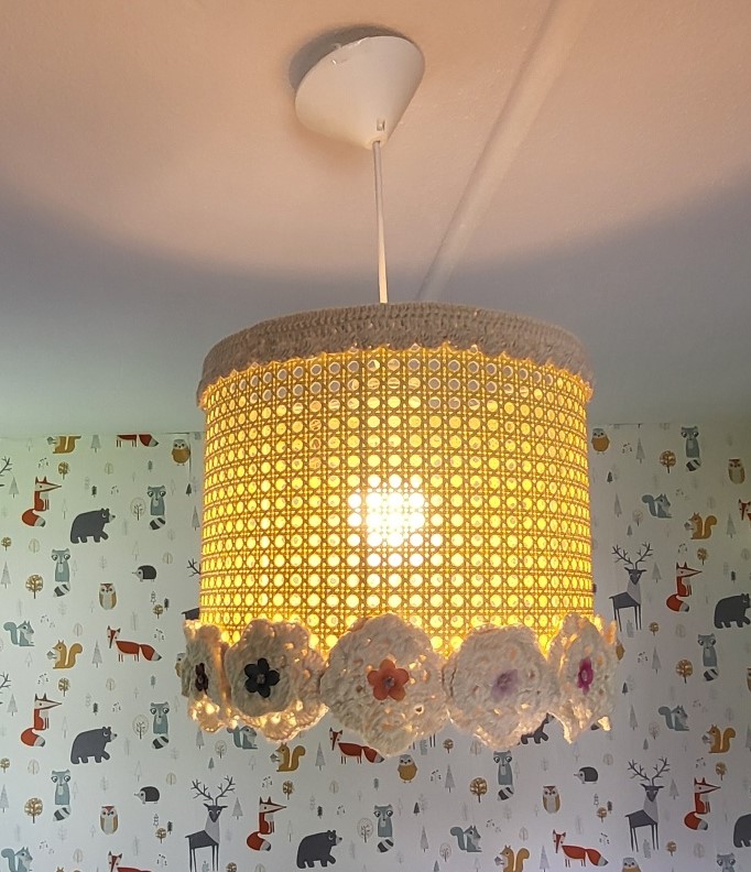 Hanglamp bewerkt met gehaakte bloemen - Afbeelding 4