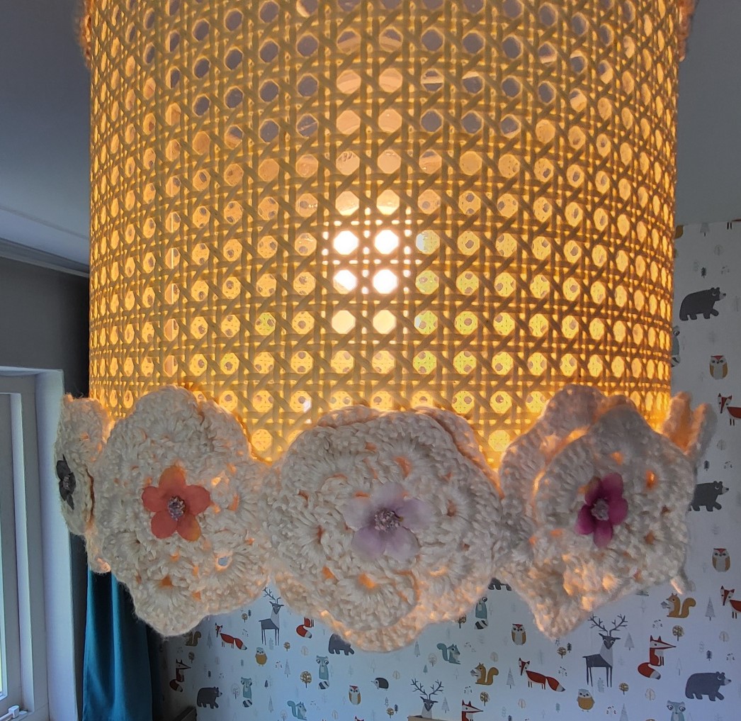 Hanglamp bewerkt met gehaakte bloemen - Afbeelding 6