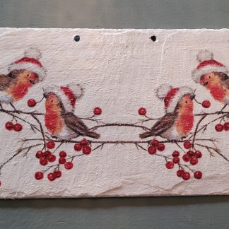 Wanddecoratie met roodborstjes met kerstmutsen